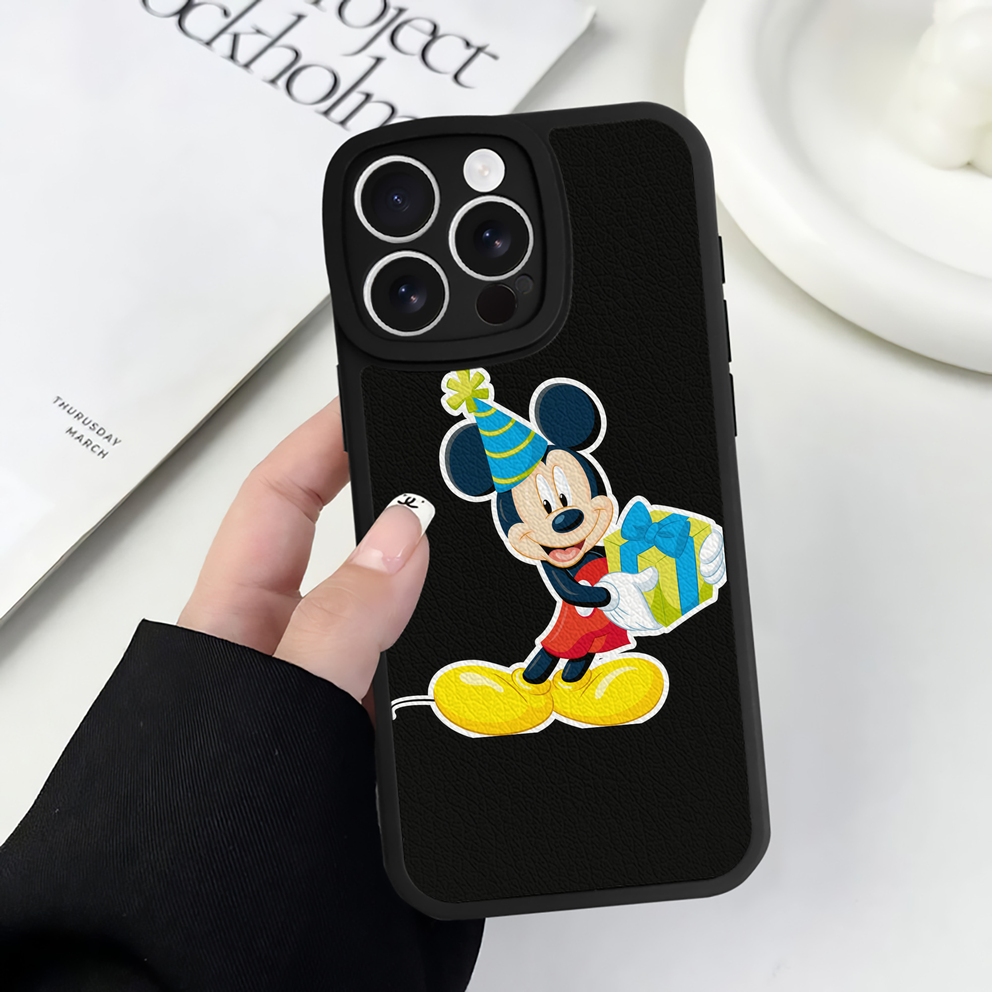 （画像用） ミッキーマウス Mickey Mouse 【iPhone 16シリーズ対応】シリコンスマホケース（レザー調） 材質：シリコン